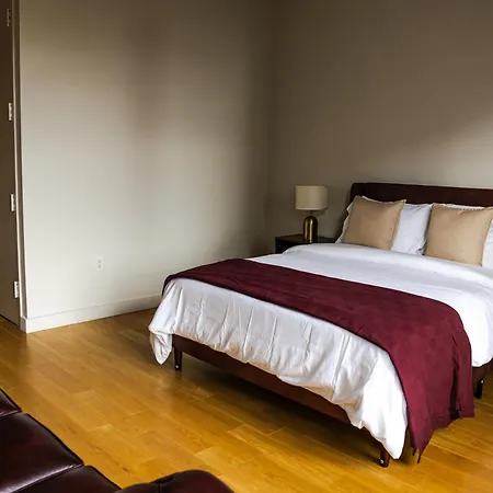 Premier Host - Luxurious Stunning High-floor Corner 2-bedroom Apartment *