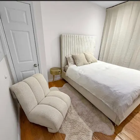Superb 4-bedroom 1 Block From Park In Vibrant Apartment *