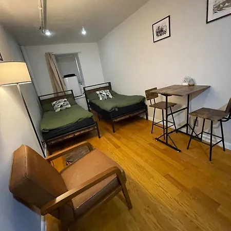 Union Square With Kitchen -shared Bathroom