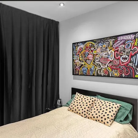 Superb 4-bedroom 1 Block From Park In Vibrant Apartment *