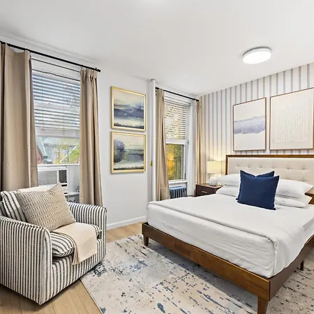 2br In Times Square Near Restaurants Apartment New York
