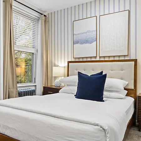 2br In Times Square Near Restaurants Apartment