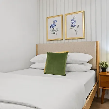 2br In Times Square Near Restaurants Apartment