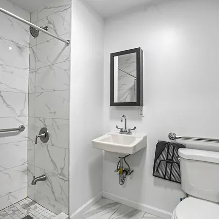 Homelike In The Heart Of China Town Apartment