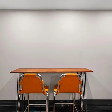 Freeman 201 By Rove Travel - 2br With Shared Amenities New York