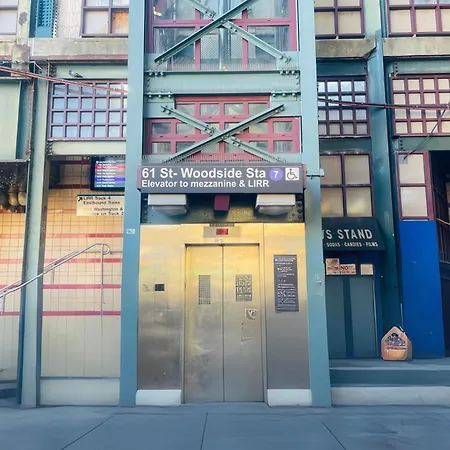 邻近地铁宽敞舒适明亮的大卧室3a Homestay New York