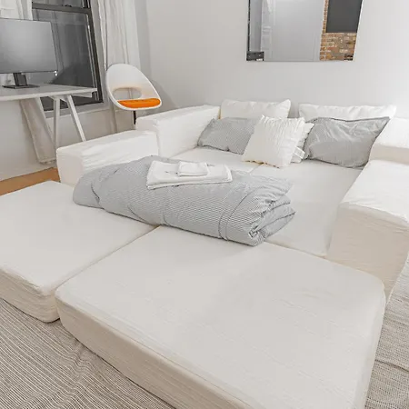 Charming 2b Near Williamsburg Apartment *