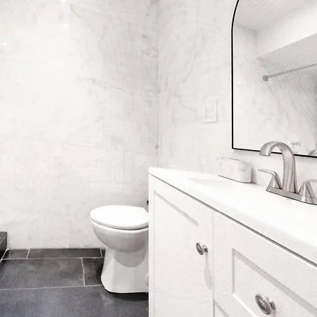 Apartment Newly Renovated 2br W Backyard New York