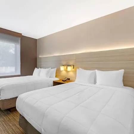 Country & By Radisson, Staten Island Hotel