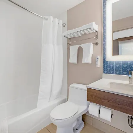 Hotel Country & By Radisson, Staten Island