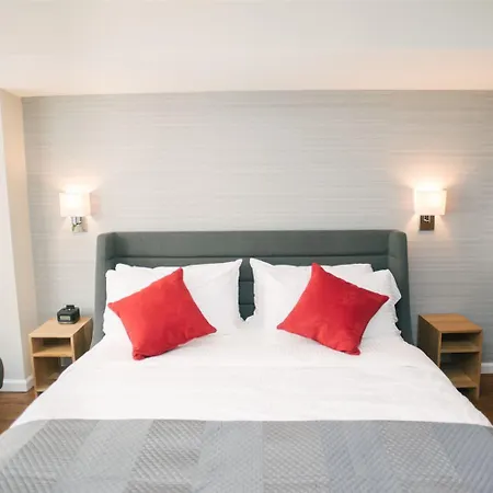 32 32 Hotel