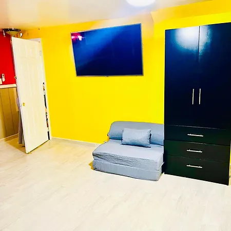 Homestay Large 3-bedrooms/2-bath Apt, One Block To Train