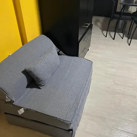 Homestay Large 3-bedrooms/2-bath Apt, One Block To Train *