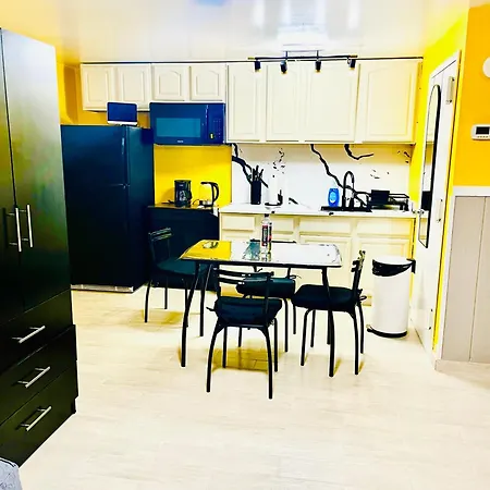 Large 3-bedrooms/2-bath Apt, One Block To Train Homestay