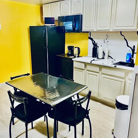 Homestay Large 3-bedrooms/2-bath Apt, One Block To Train New York