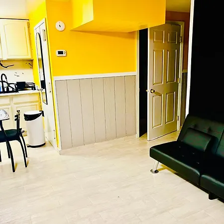 Homestay Large 3-bedrooms/2-bath Apt, One Block To Train *