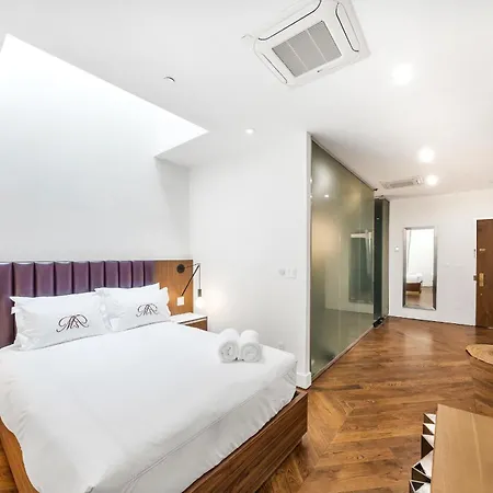 Hotel Landmarked Nyc Townhome - Sleeps 10 -group-friendly