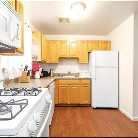 Homestay Large 3-bedrooms/2-bath Apt, One Block To Train