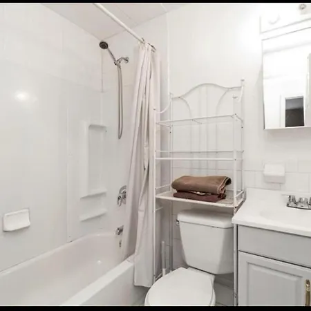 Large 3-bedrooms/2-bath Apt, One Block To Train Homestay New York