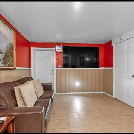 Homestay Large 3-bedrooms/2-bath Apt, One Block To Train *