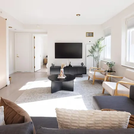 Rare Luxurious 1 Block From Time Square New York