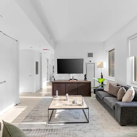 Lavish Two-story Retreat In The Heart Of Manhattan *