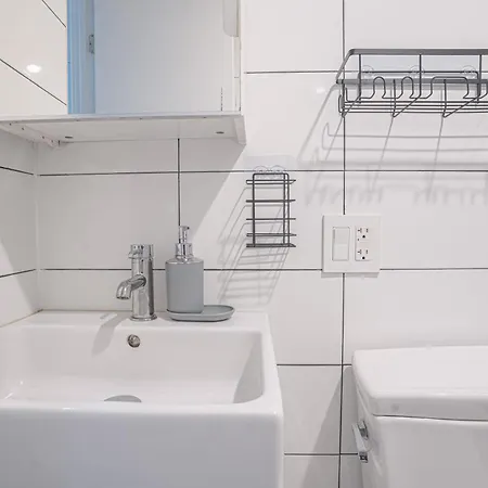 Charming Near Williamsburg In Brooklyn Apartment *