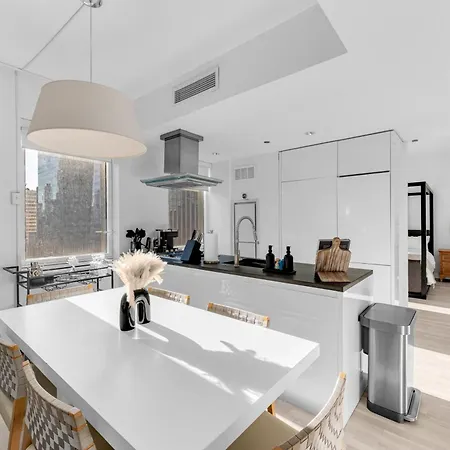 Lavish Two-story Retreat In The Heart Of Manhattan New York