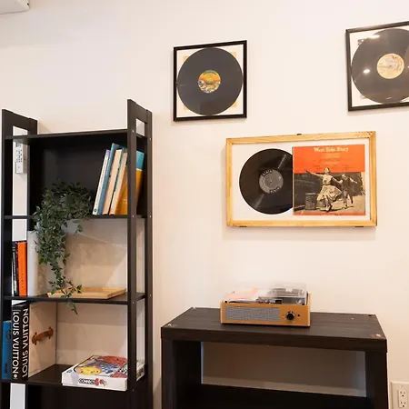 Stylish 2bd Brooklyn Retreat With Backyard & Basement Apartment