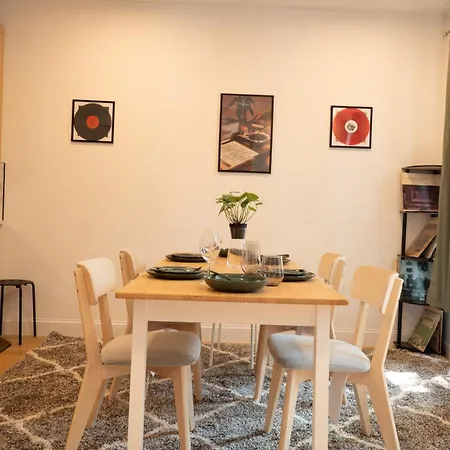 Stylish 2bd Brooklyn Retreat With Backyard & Basement New York