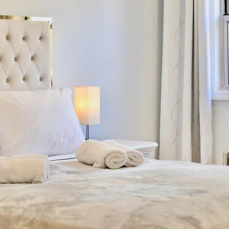 2-bedroom 15 Minutes From Manhattan In Lic Astoria Queens *