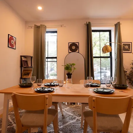 Stylish 2bd Brooklyn Retreat With Backyard & Basement Apartment *