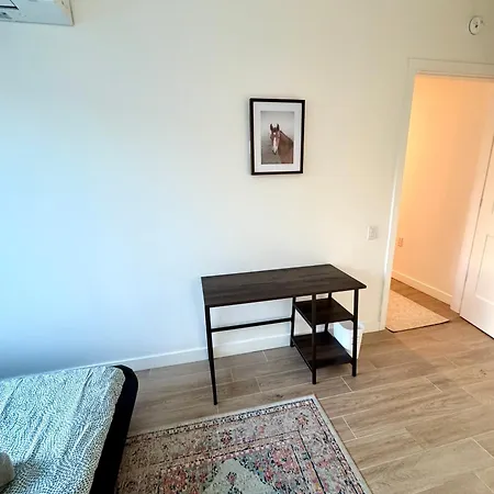 Peaceful Quiet Spacious New Modern Penthouse 3-bedroom With A Balcony *