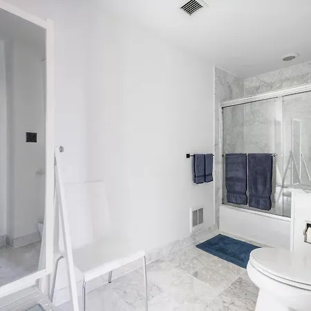 Doorman! High Floor! Views! Elevator! Free Gym! Apartment