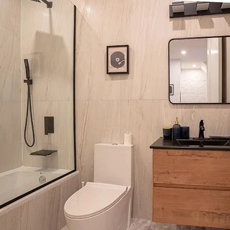 Stylish 2bd Brooklyn Retreat With Backyard & Basement New York