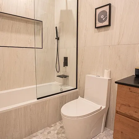 Stylish 2bd Brooklyn Retreat With Backyard & Basement * New York