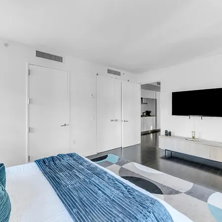 Apartment Elegant Midtown Retreat, Views, Steps To Times Square New York