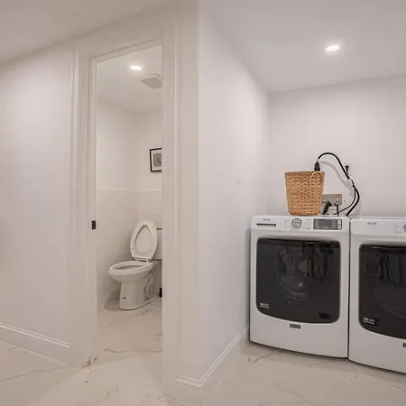 Stylish 2bd Brooklyn Retreat With Backyard & Basement Apartment