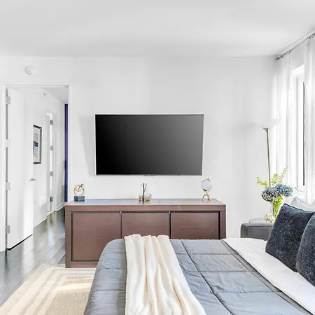 Elegant Midtown Retreat, Views, Steps To Times Square Apartment *