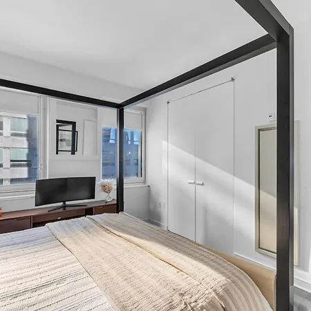 Apartment Elegant Midtown Retreat, Views, Steps To Times Square New York