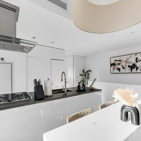 Lavish Two-story Retreat In The Heart Of Manhattan *