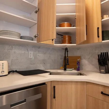 Stylish 2bd Brooklyn Retreat With Backyard & Basement *