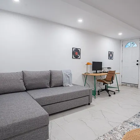 Stylish 2bd Brooklyn Retreat With Backyard & Basement Apartment