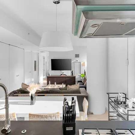 Lavish Two-story Retreat In The Heart Of Manhattan *