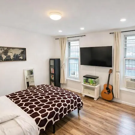 Next To Manhattan 2 Bedrooms - Subway 20 Steps, Manhattan 1 Stop Apartment