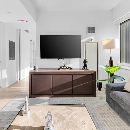 Lavish Two-story Retreat In The Heart Of Manhattan New York