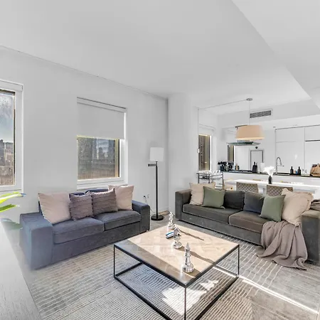 Lavish Two-story Retreat In The Heart Of Manhattan New York