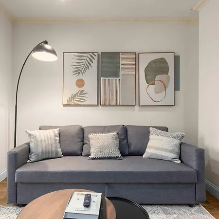 Stylish East Side Escape Steps From Fun Apartment *