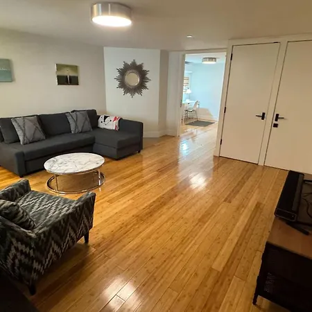 Modern Townhouse In Historic Harlem Holiday home *