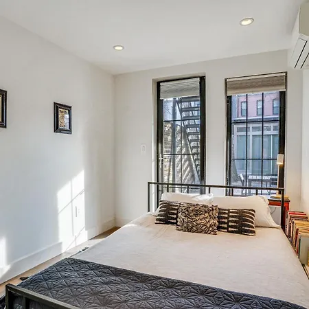 Shared Yard Space! Garden-level Unit In Bed-stuy Holiday home New York